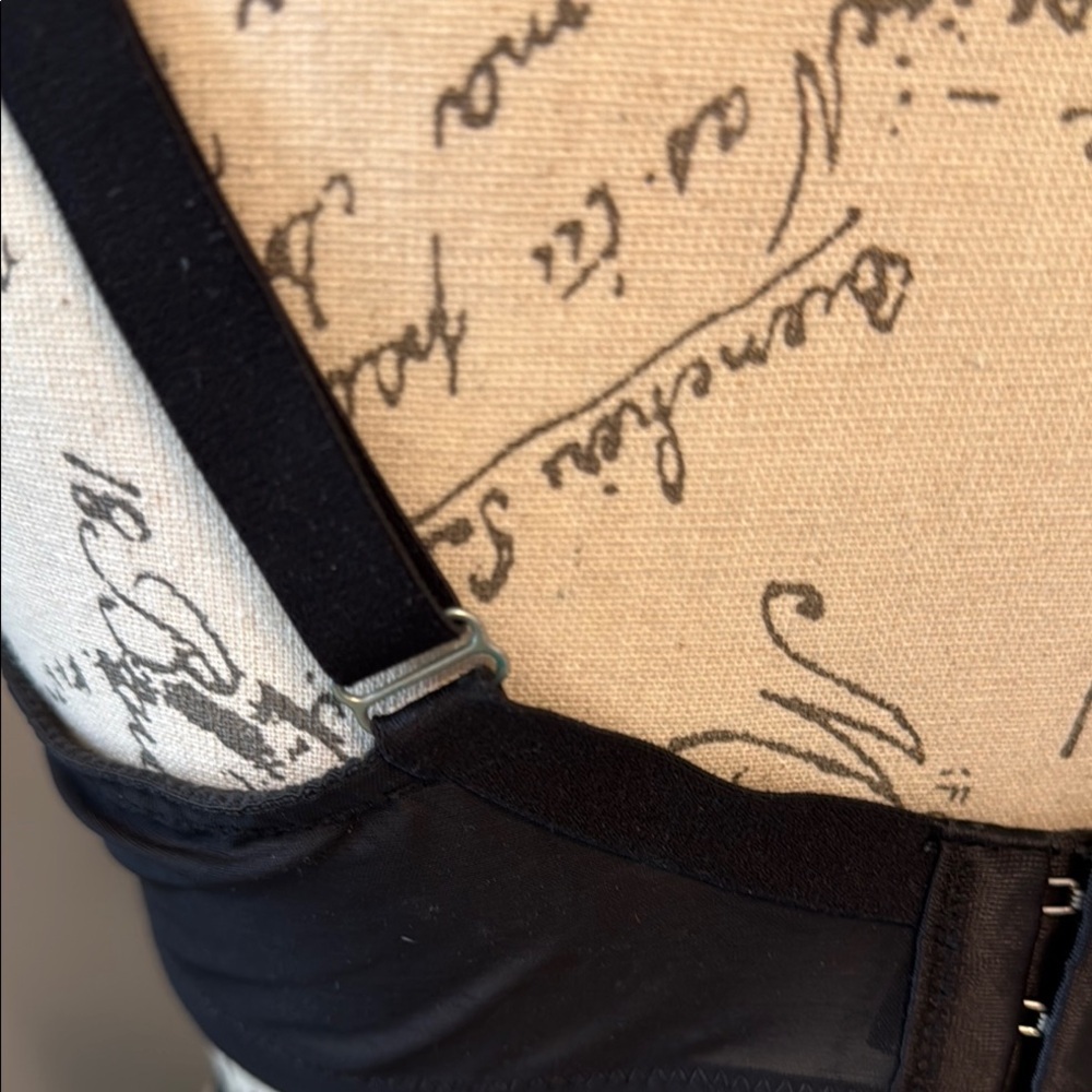 EUC Victorias Secret Elegant Black Floral Lace Underwire Bra - 38D​ - Picture 6 of 12